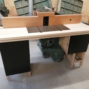 Avec le guide de toupie