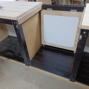 Le socle rabattu. Ajout de 2 cales pour ne pas forcer sur les charnières