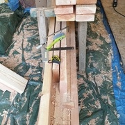 On prépositionne les pièces des grands poteaux