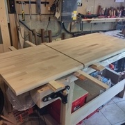 Découpe des plans de travail à la scie plongeante.