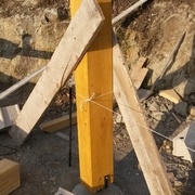 J'ai stabilisé les poteaux avec des planches pour faire l'assemblage