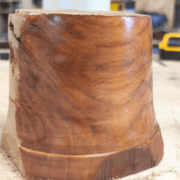 La pièce huilée pour avoir une meilleure visibilité des motifs