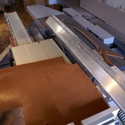 Découpe du cuir à la scie à format