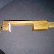 Le pied pour la fixation par serrage sur le meuble