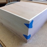 L'angle est refermé avec l'arrête positionnée à l'adhésif