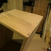 une arête trop longue pour le gabarit à queues d'aronde.