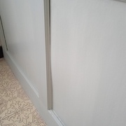 En bas, comblé avec de l'enduit. En haut tel quel