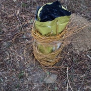 mais si ! Et voilà le second support pour permettre au plot béton de s'élever quand on a oublié qu'il fallait préparer ça et qu'on le fait à la dernière seconde.