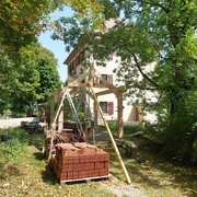 Une palette de tuiles neuves, une autre de tuiles de récup : un côté et l'autre !