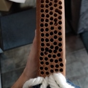 trous pour insertion de la crinière (pas été très regardant quant au positionnement). Ce qui compte c'est que les trous soient invisibles une fois la laine en place.