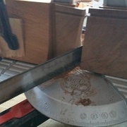 j'ai enlevé la presse pour mieux visualiser la cale d'angle à gauche