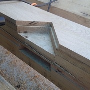 Défonçage au gabarit d'une loge d'accueil d'assemblage à onglet dans la poutre maîtresse