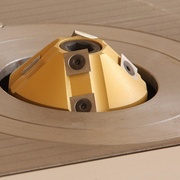 avec l outil spécifique a la toupie