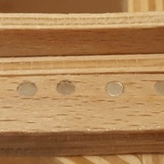 Gabarit pour tôle avec des aimants