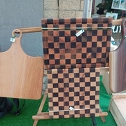 Planche en bois debout noyer freine damier