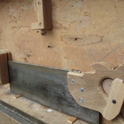 Détail de la fixation de la scie à dos de menuisier