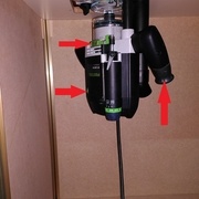 la défonceuse légérement tournée vers la droite de la table pour accéder aux 3 commandes