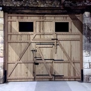 Triangulations par écharpes dans de la porte de grange. .