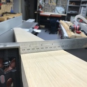 Après dégauchissage du chant, on vérifie l'équerrage