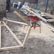 Les équerres sont temporaires, pour tenir la structure et pouvoir travailler dessus et la renforcer.