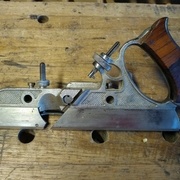 vis de réglage vers la poignée