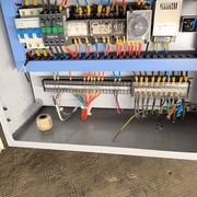 le bas de l'armoire électrique de la machine. En bas à droite les câbles coupés et repérés vers la temporisation et le déclenchement de l'aspiration