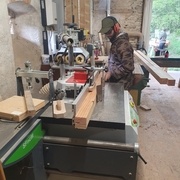 Il faut tout de même garder un oeil sur la toupie pour le bien des doigts de son utilisateur.