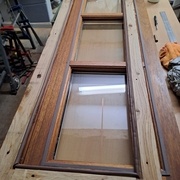 Le cadre à l'envers avant sa pose, avec le 2è joint. La vitre est coincée entre les 2 joints