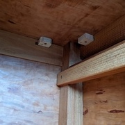 Cales et glissière de tiroir rapportée avec feuillure