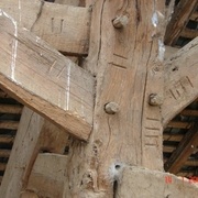 fig 2 signes de localisation par  par chiffres  http://maisonducoudray.unblog.fr/2011/06/12/marques-du-charpentier/