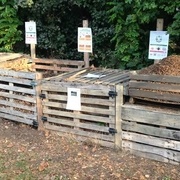 il manque plus que le toit et on y est (les palettes font une double parois, suffisante pour séparer les deux bacs en ajoutant deux trois planches