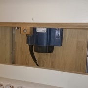 on peut apercevoir une petite pièce qui permet a une petite vis de bloquer la défonceuse en marche