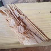 Découpe à la scie circulaire. Les découpes des bords doivent bien suivre le trait car ils forment la surface finale de contact