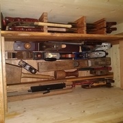 Les scies et les rabots au fond