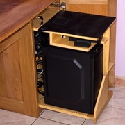 Etagère à appareils sur coulisse pour y accéder plus facilement : alimentations, branchements...