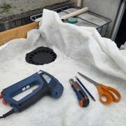 Après avoir mis un deuxième feutre pour protéger la bâche des cailloux, réalisation du trou de la gouttière