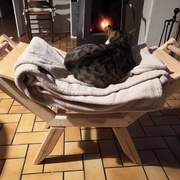 Satisfaction du client final devant la cheminée cet hiver