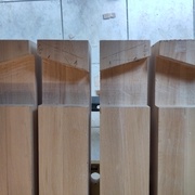 Les quatre assemblages à "queue d'arronde" sur les poteaux.