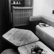 Ex pentagone en design et ébénisterie : Table de la célèbre Charlotte Perriand