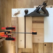 Mise à l'équerre du couvercle avec une planche à recaler de fortune