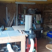 Avec le stock de bois à droite