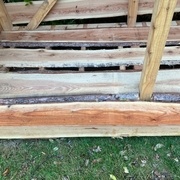 La première planche est également mouillée quand il pleut. Une gouttière devrait limiter le problème.