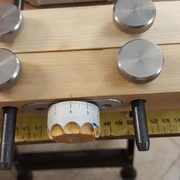 Un petit trait sur le carrelet du bas pour lire la graduation en face