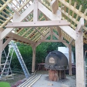 Le four avance vite lui aussi : la 2e couche de terre est en place !