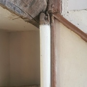 La fixation haute du cadre