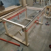 Des grands serre-joints maison c'est pratique parfois.