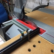 Detail du guide de coupe (Benchdogs.co.uk) avec une butee