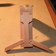 Dessous du support : on voit le logement des pieds et l'assemblage queue d'aronde entre base et colonne