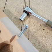 Ne tourner que l’écrou du haut, ça serre tout seul