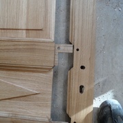 Un léger décalage entre le trou du tenon de la traverse et celui dans le montant permet de serrer les assemblage. D'où l'intérêt d'utiliser des chevilles côniques et non cylindriques.